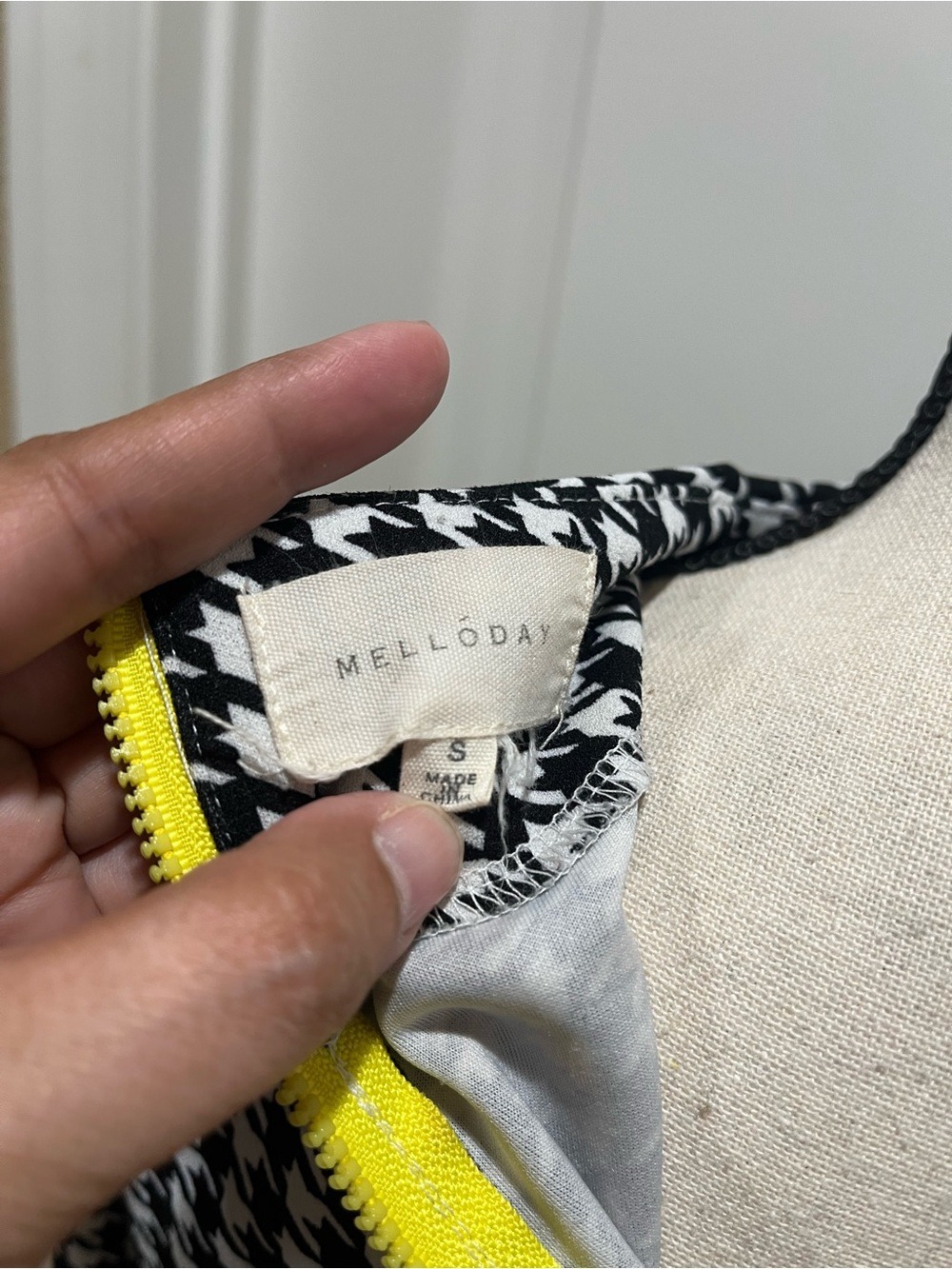 MELLODAY BLACK AND WHITE HOUNDSTOOTH HIGH NECK TOP. Size S - Picture 6 of 8